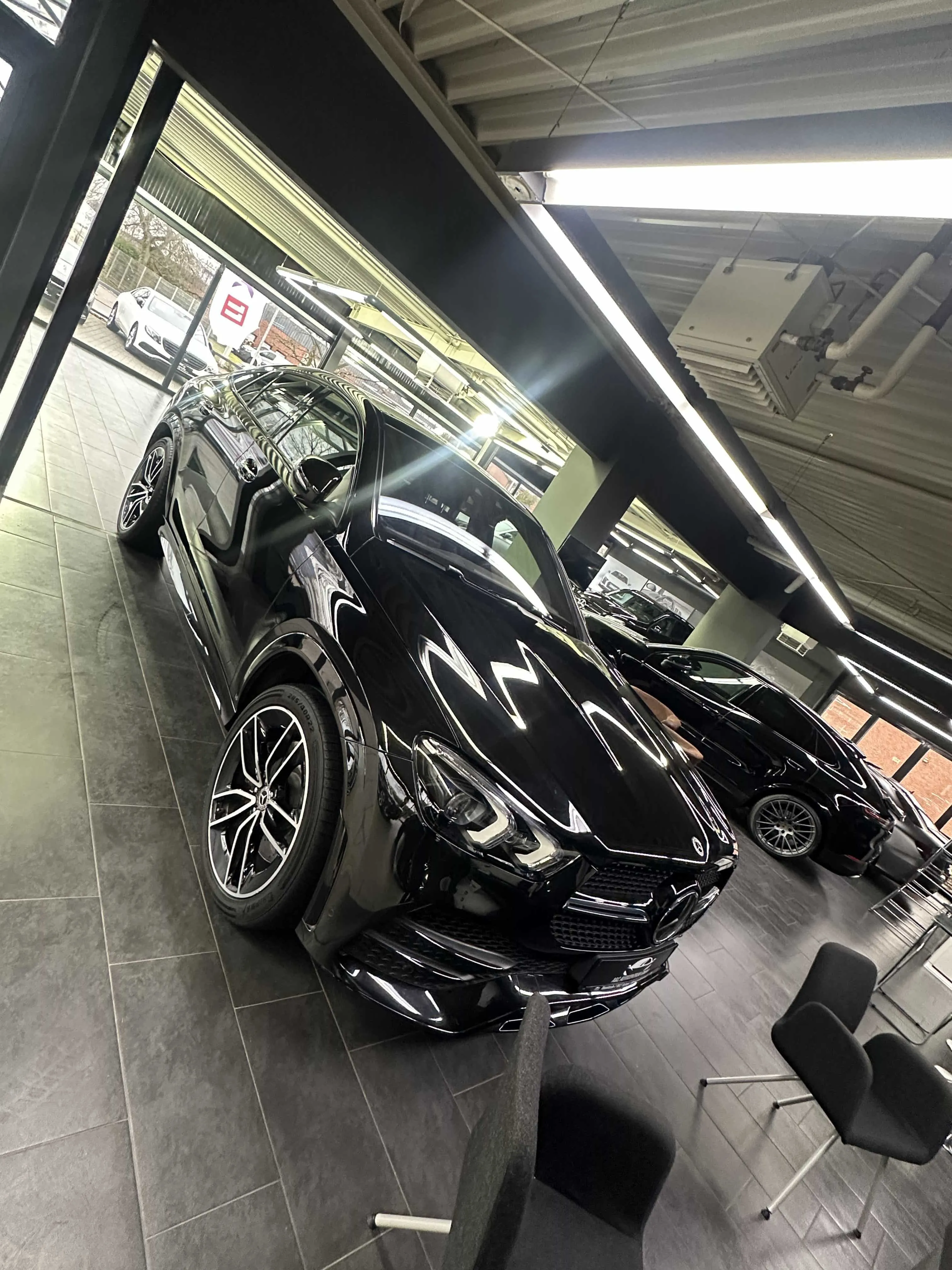 ein schwarzer Mercedes