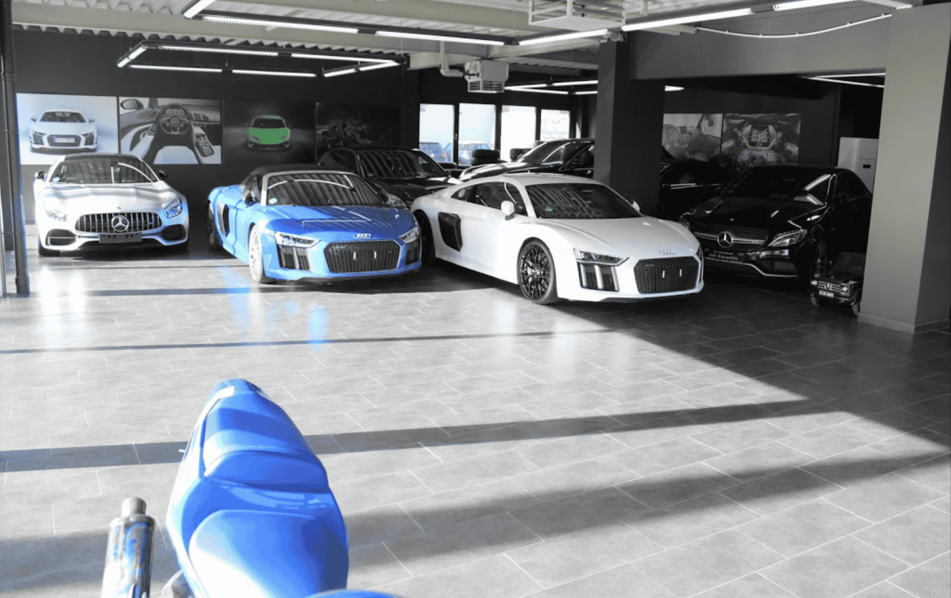 Unser showroom von Innen mit einem weissen und einem blauem Audi