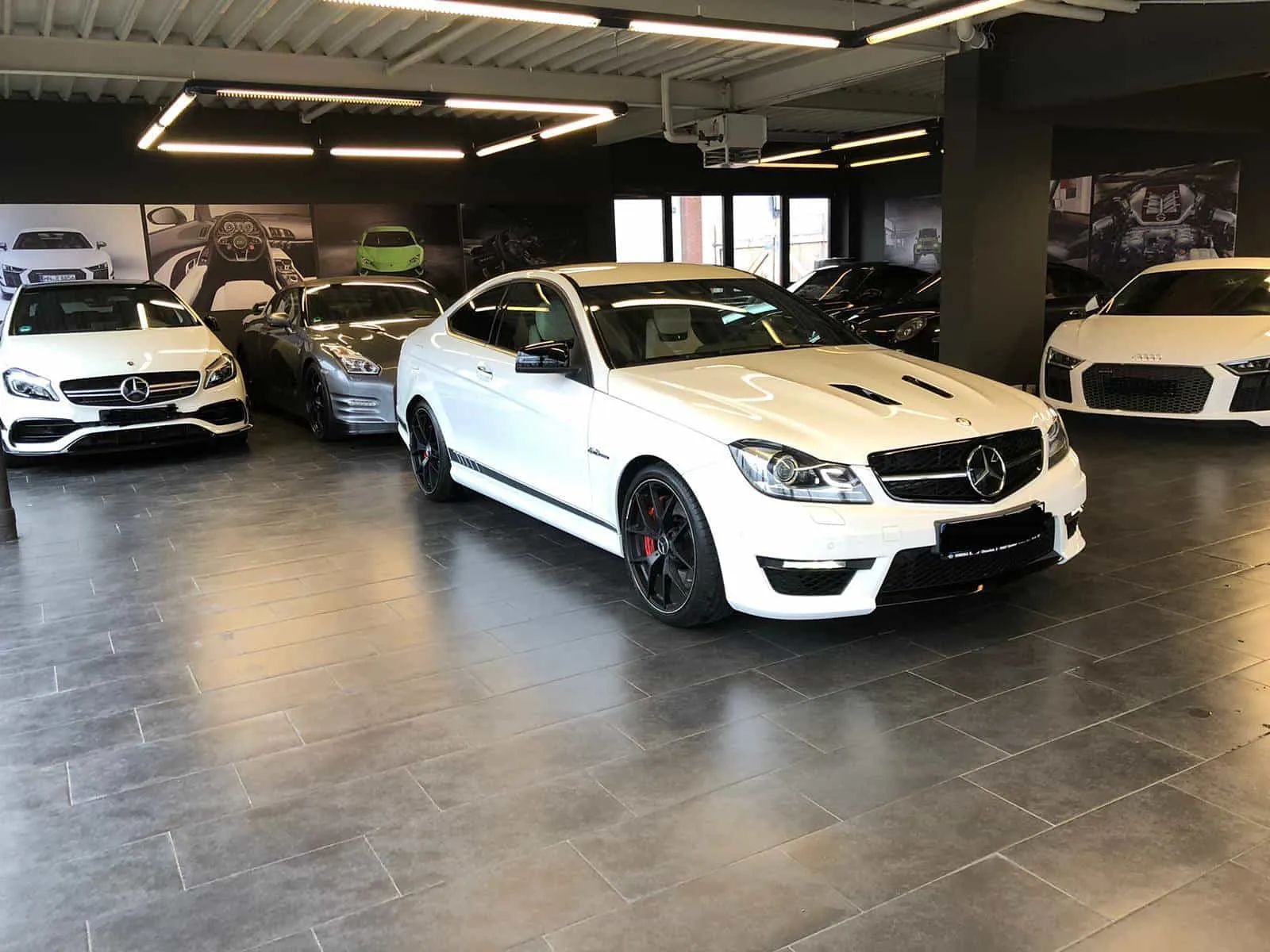 mehrere Mercedes in weiss in unserem Autohaus in Hannover