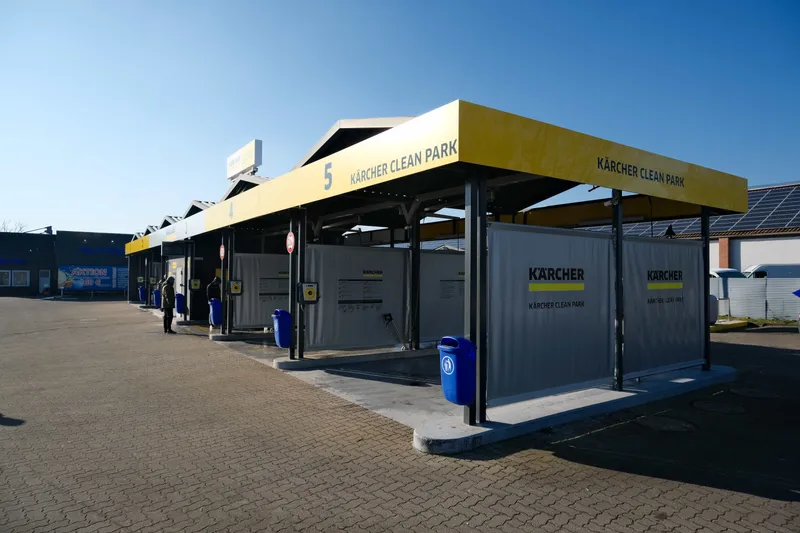 Moderne SB-Waschboxen mit Hochdruckreinigern in der Hannoveraner Waschanlage