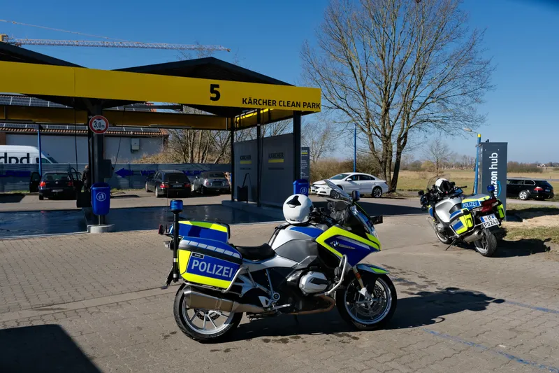 Außenansicht der A&C Autowaschanlage in Hannover mit Öffnungszeiten