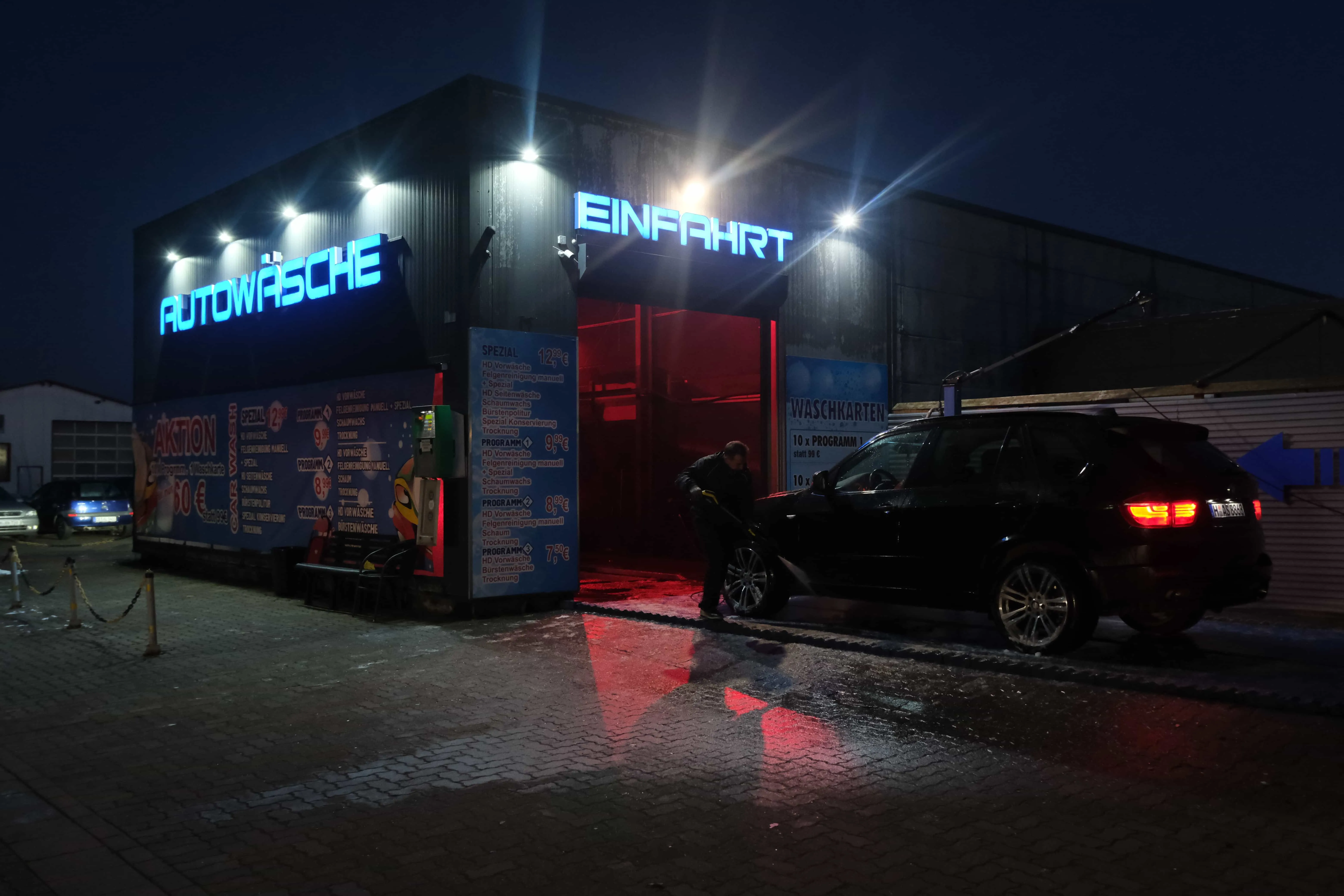 Fahrzeug während der Schaumwäsche in der Waschstraße