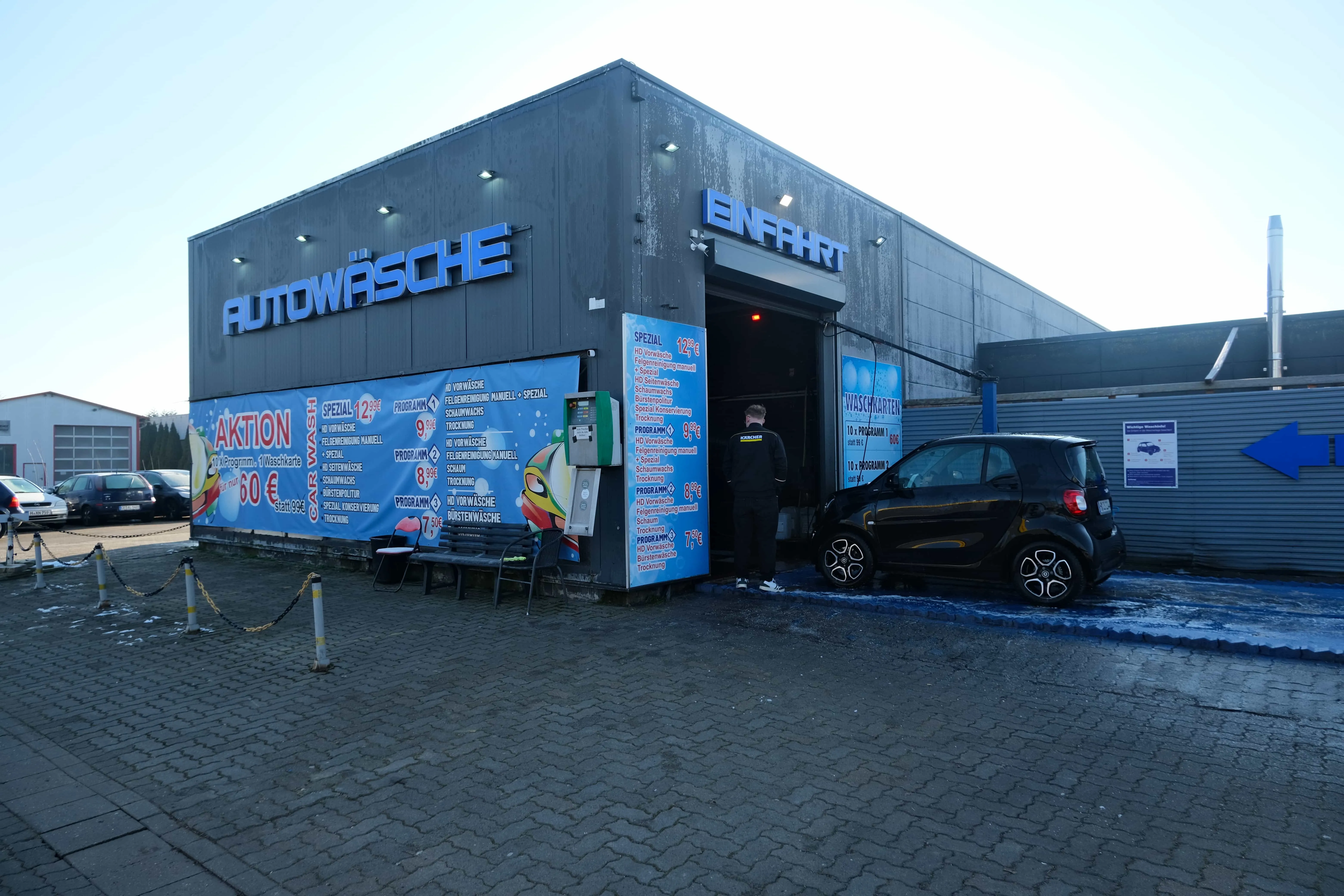 Fahrzeug im Trocknungsprozess der Waschanlage