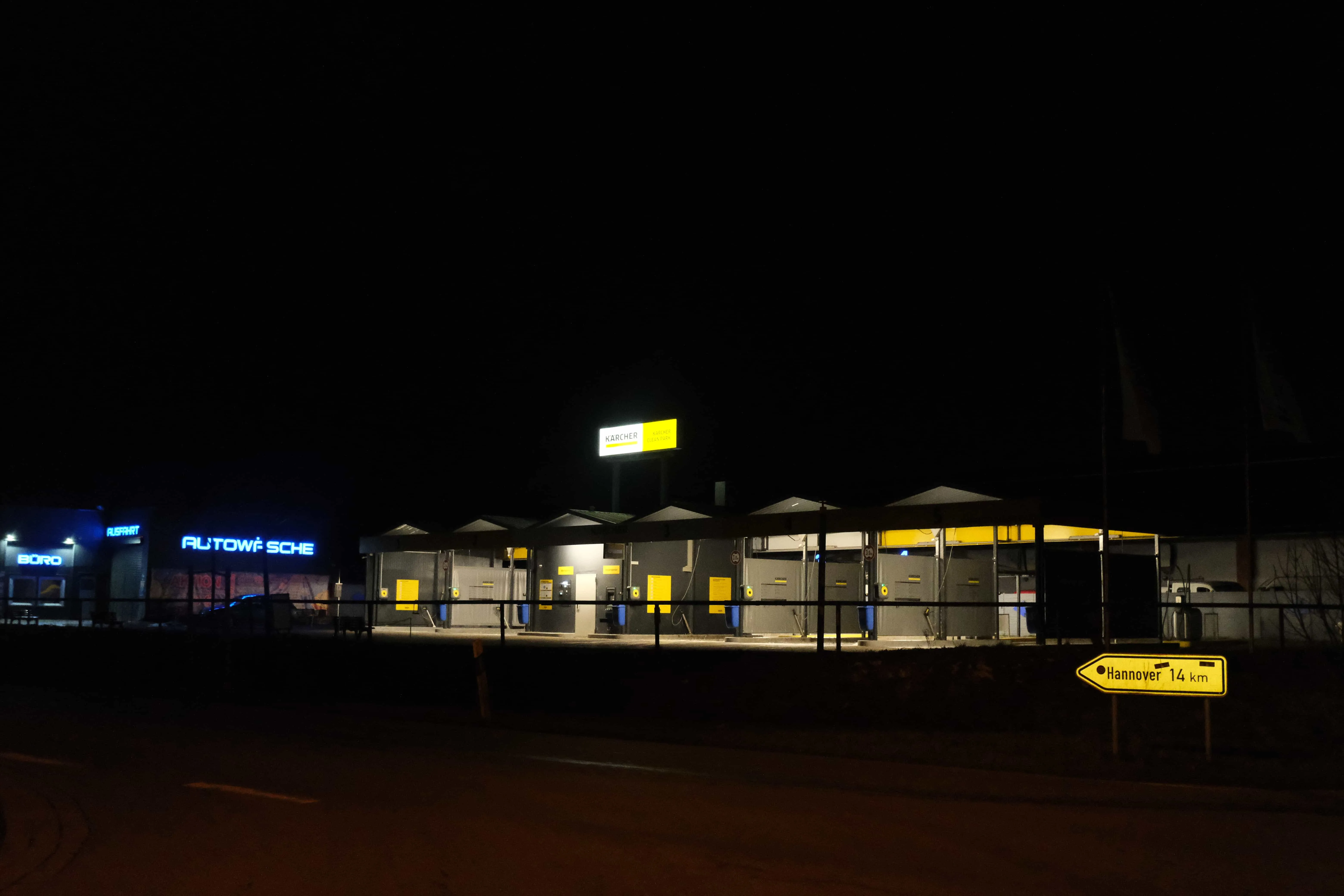 Kundenbereich mit Wartemöglichkeit in der Waschanlage