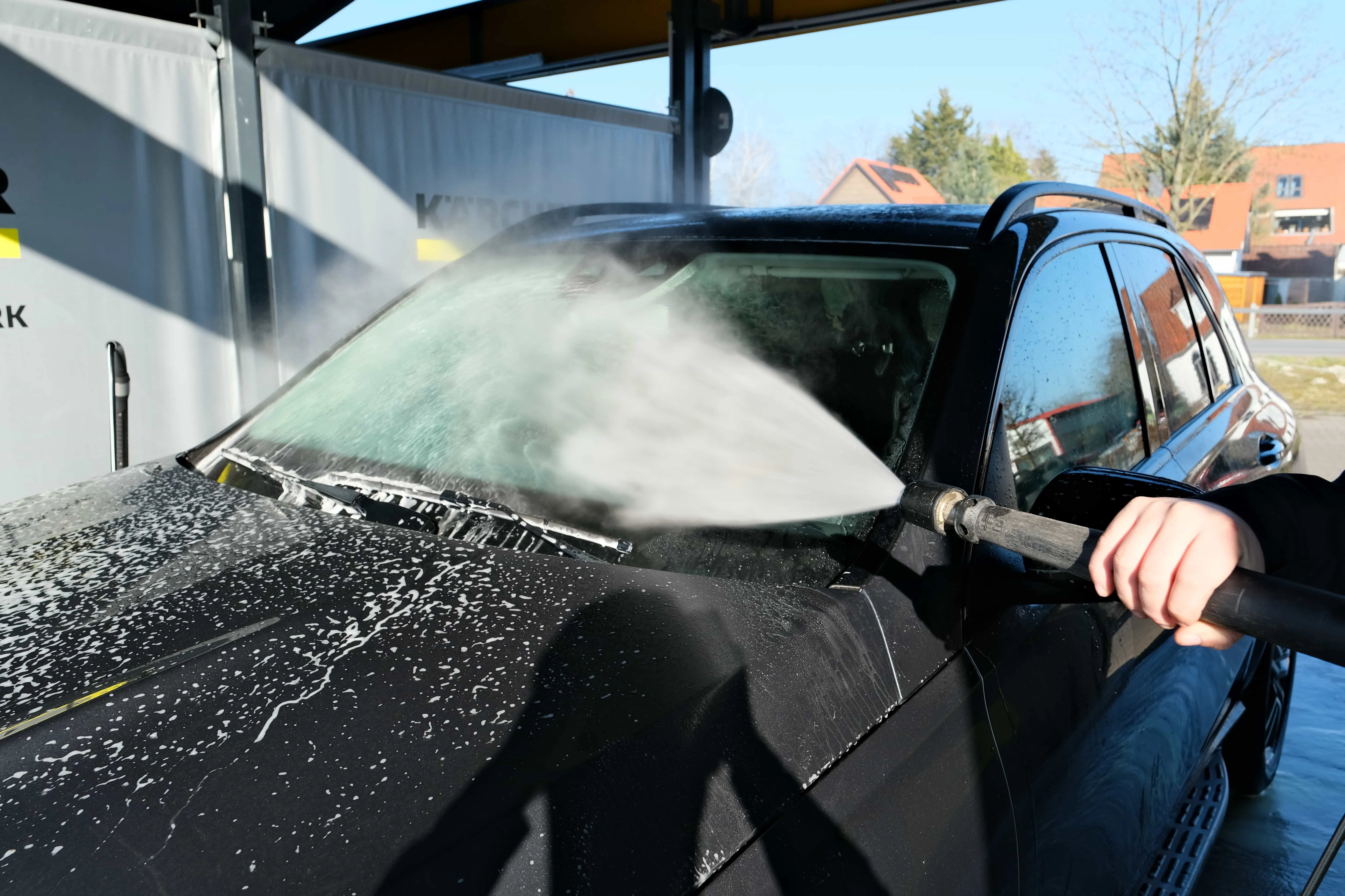 Professionelle Schaumwäsche in der Autowaschanlage